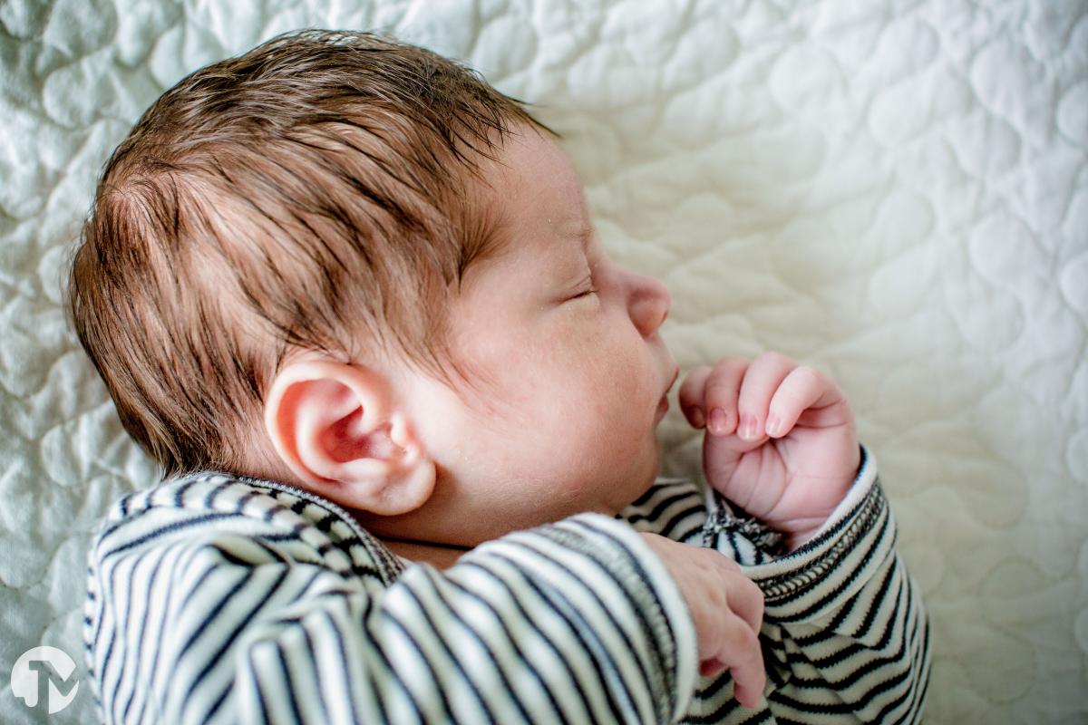 Newbornfoto in lifestyle gefotografeerd van een baby die slaapt.