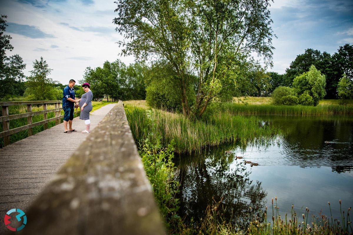 Zwangerschapsshoot bij de spoorzone
