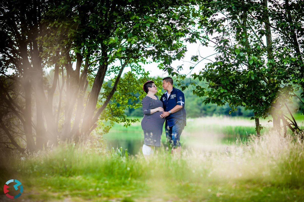 Zwangerschapsshoot bij de spoorzone