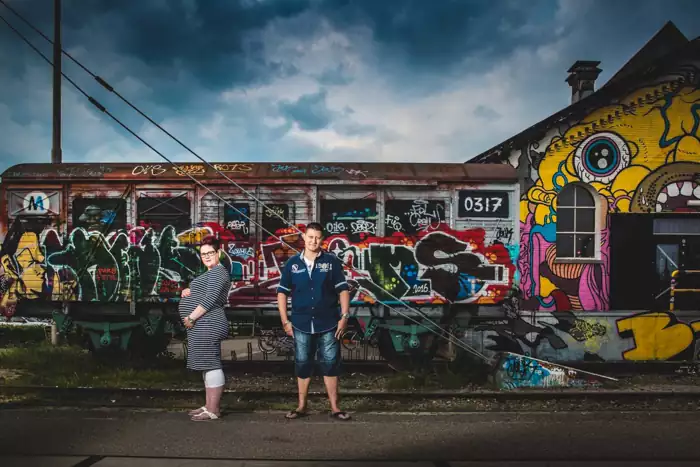 Zwangerschapsshoot bij de spoorzone