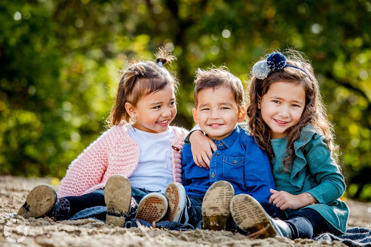 3 kinderen lopen samen de heuvel af.