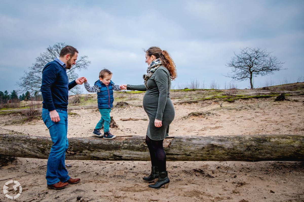 Familiefoto van jong gezin bij Surae in Dorst