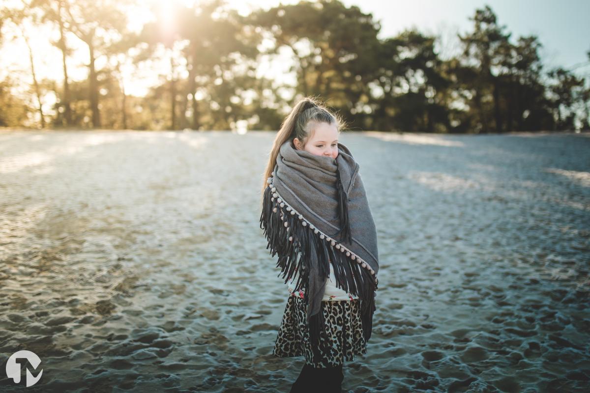 Meisje dik ingepakt in de Loonse en Drunense Duinen.