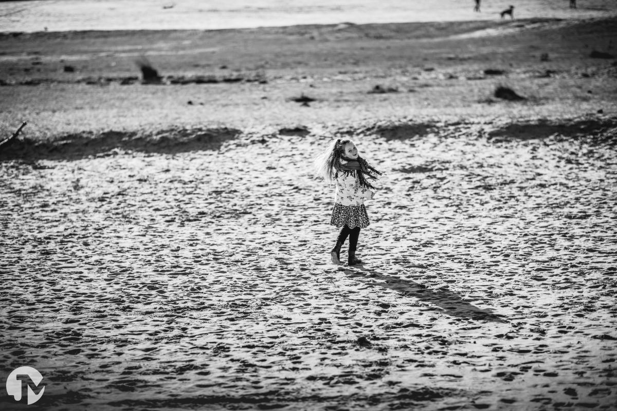Meisje kijkt om in het open gedeelte van de duinen