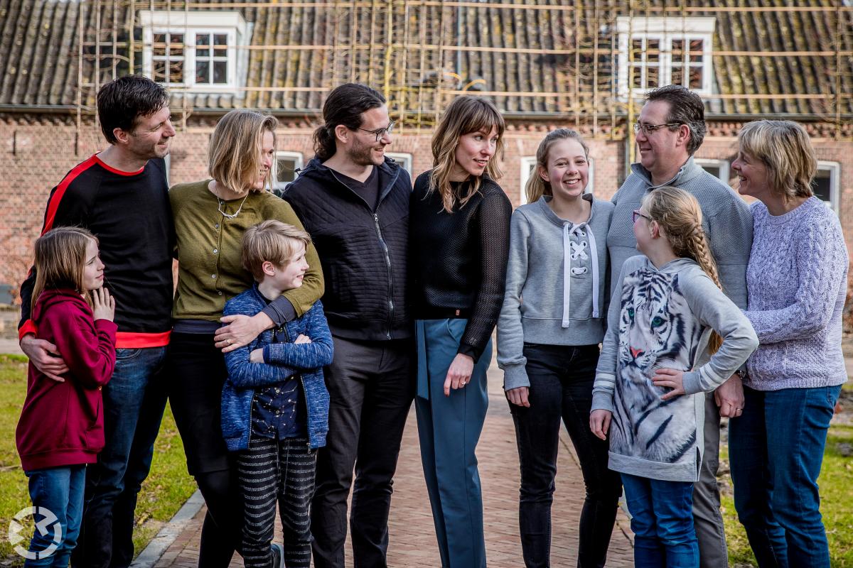 Familiefoto bij de arbeidershuisjes in de Hooisteeg in Waalwijk