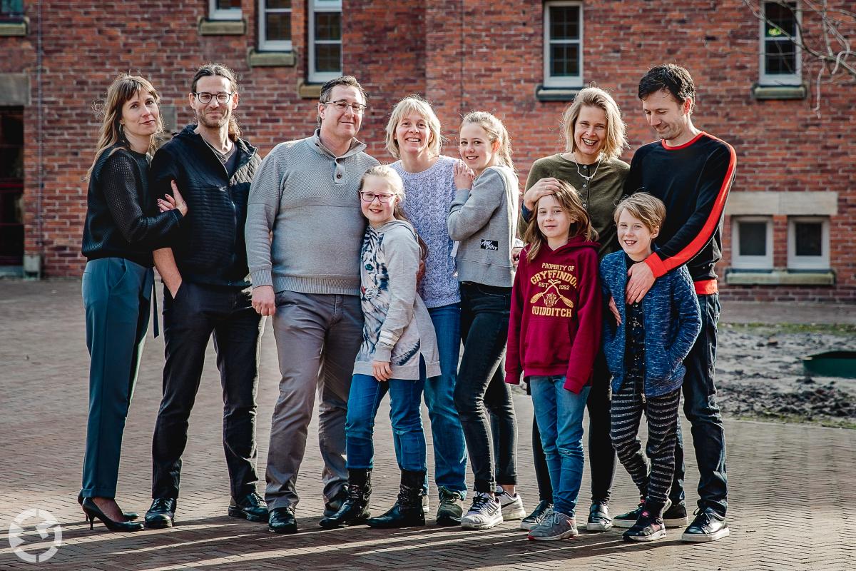 Familiefoto achter het oude Raadhuis van Waalwijk