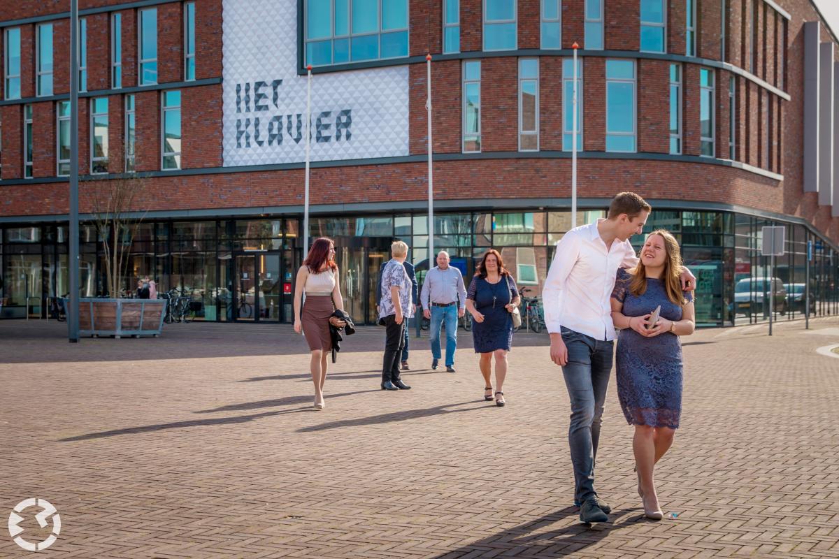 Jongen en meisje lopen geluukig weg van het stadhuis.