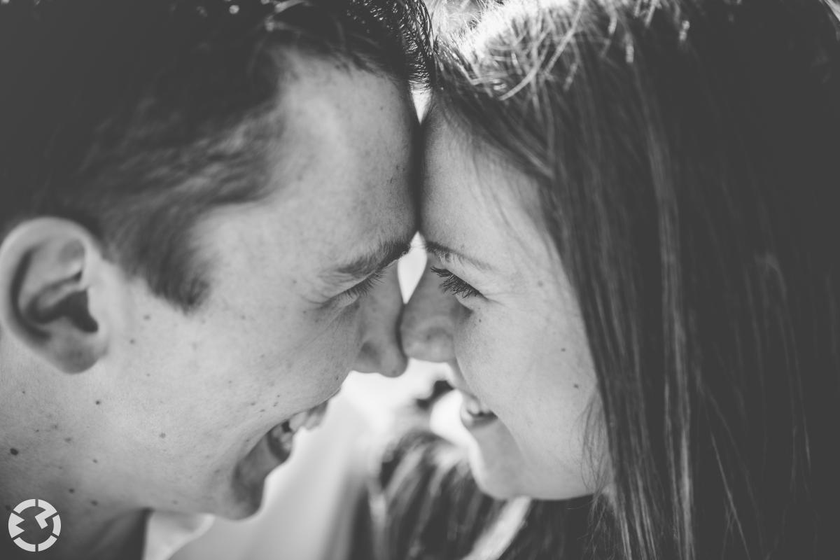 Man en vrouw met hun hoofd innig tegen elkaar.