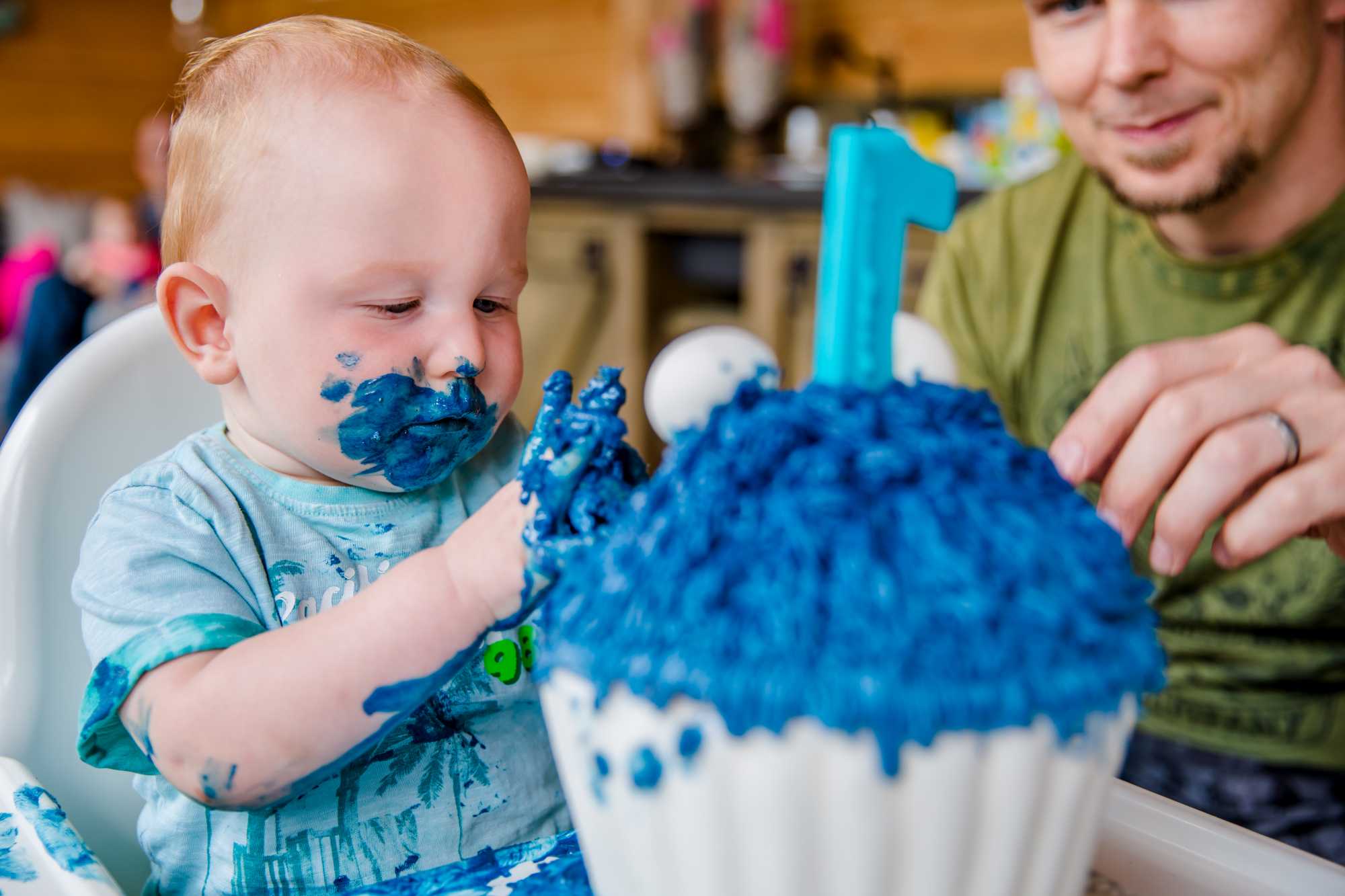 Header Verjaardagsfeestje met een cake smash