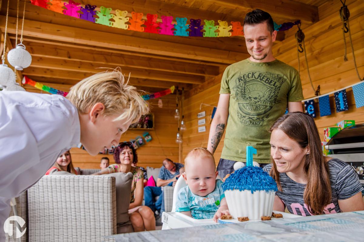 Verjaardagsfeestje met een cake smash