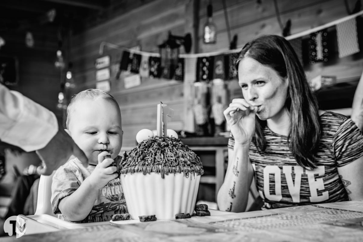 Verjaardagsfeestje met een cake smash