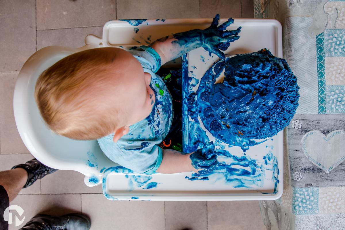 Verjaardagsfeestje met een cake smash