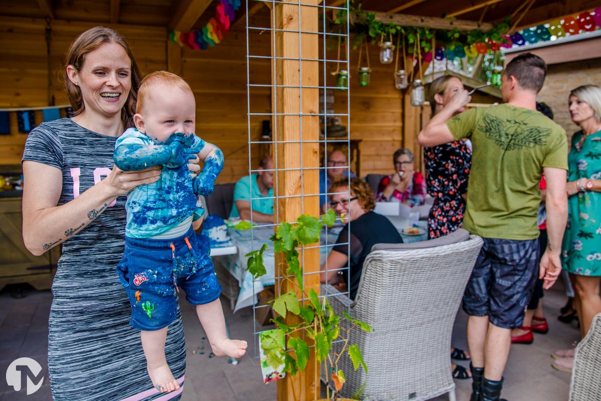 Verjaardagsfeestje met een cake smash