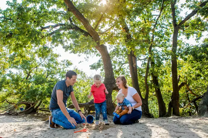 Spontane familieshoot in de natuur