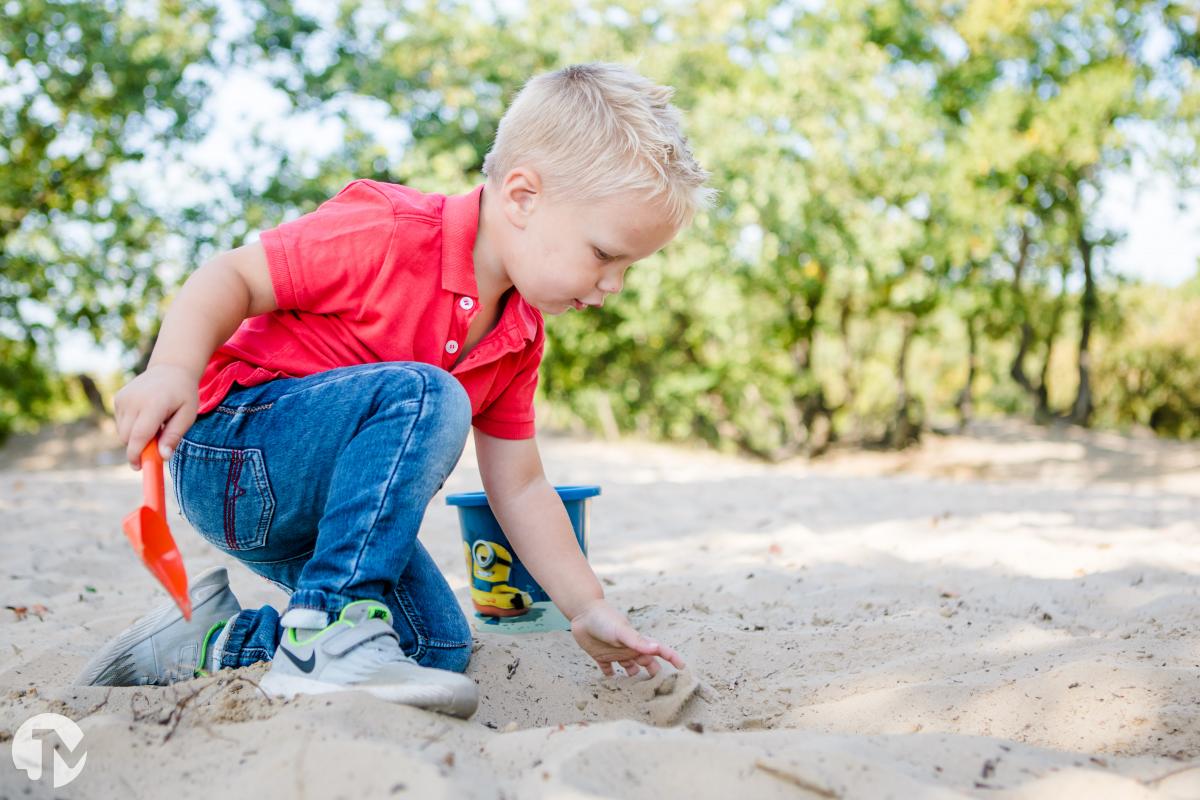 Spontane familieshoot in de natuur