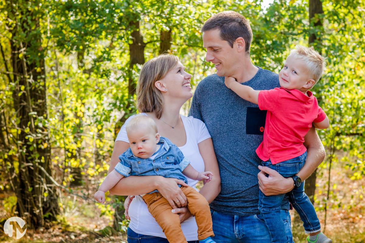 Spontane familieshoot in de natuur