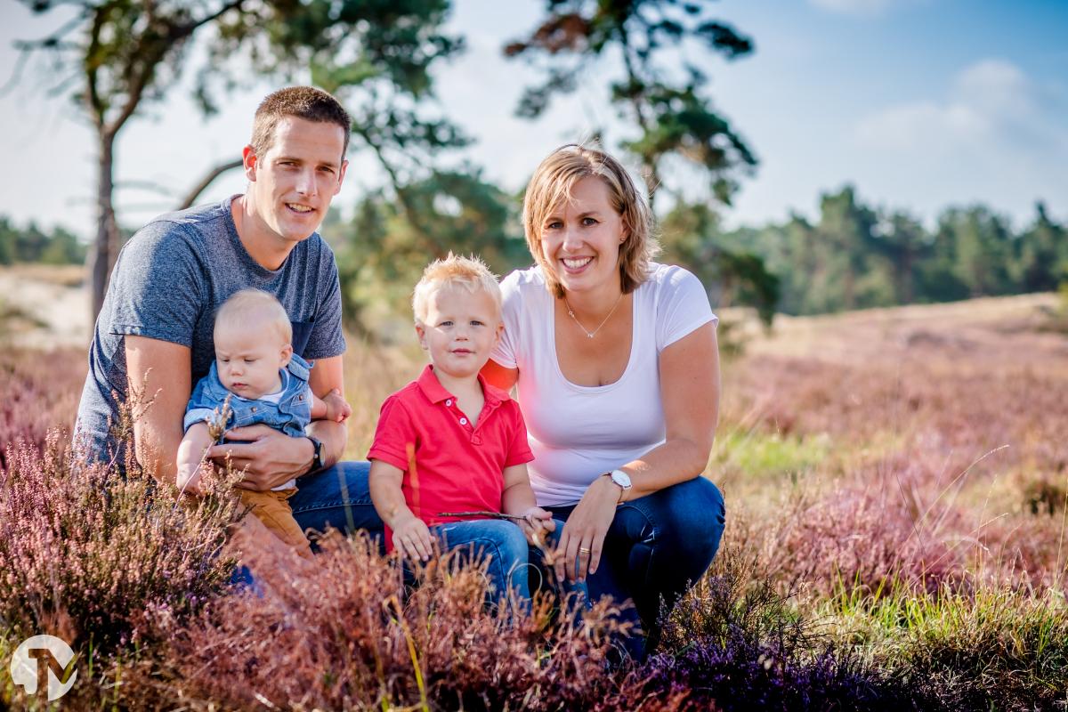 Spontane familieshoot in de natuur