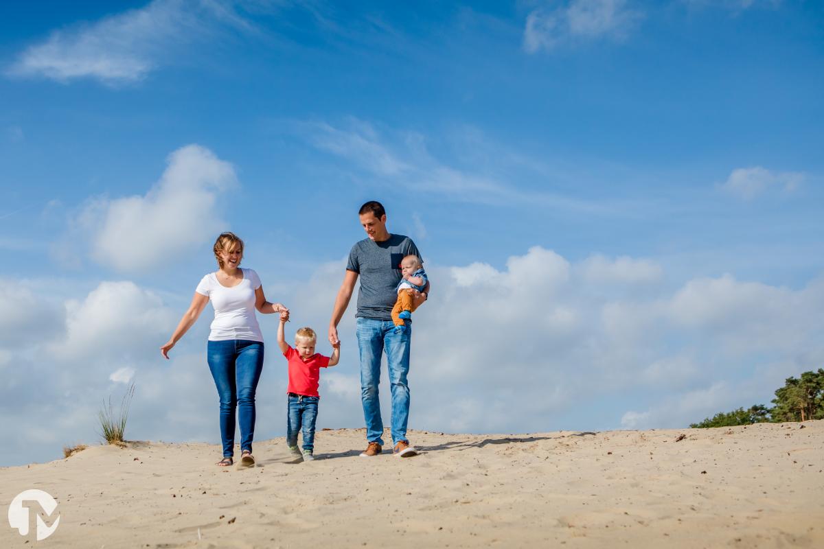 Spontane familieshoot in de natuur