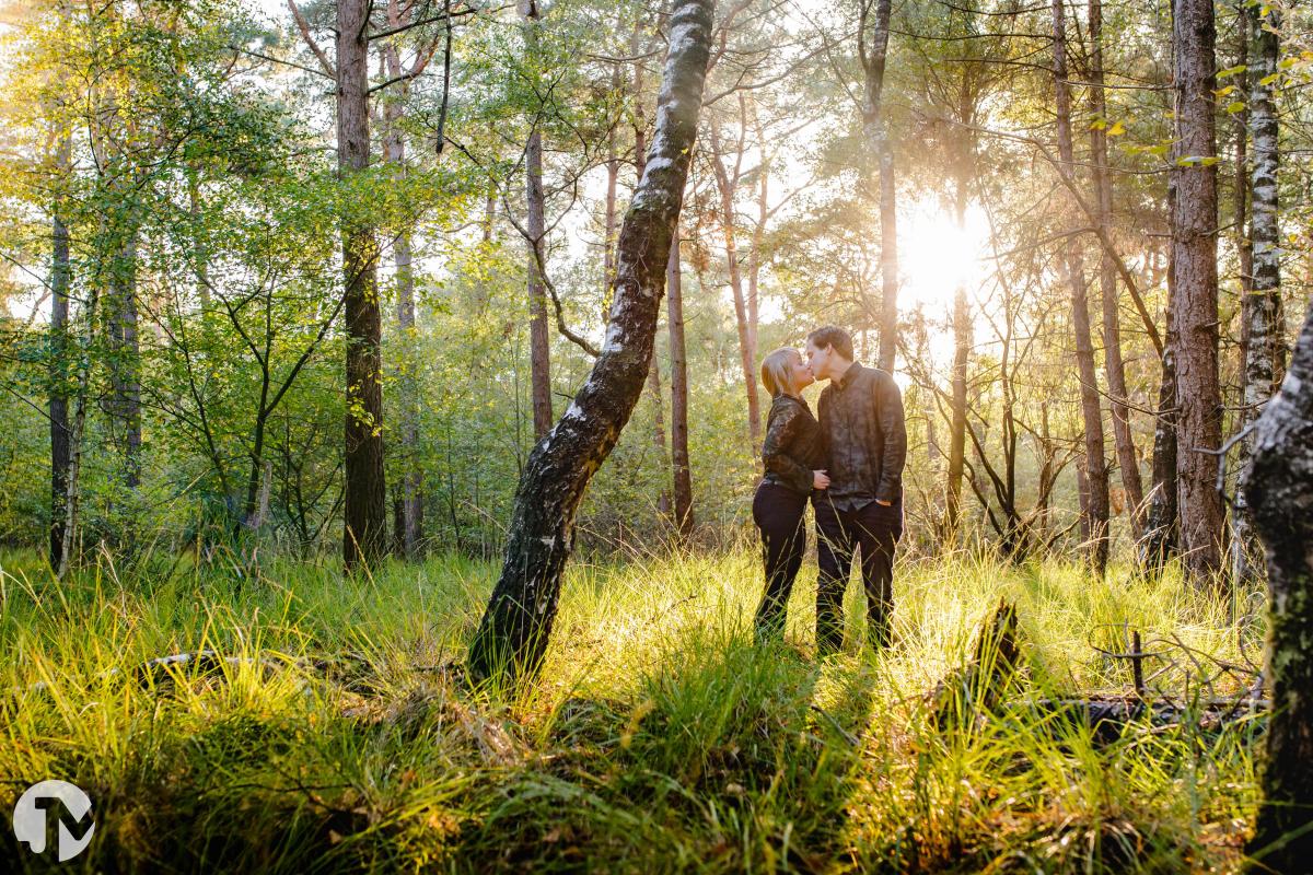 Loveshoot bij avondlicht | Brabant