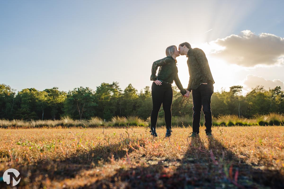 Loveshoot bij avondlicht | Brabant