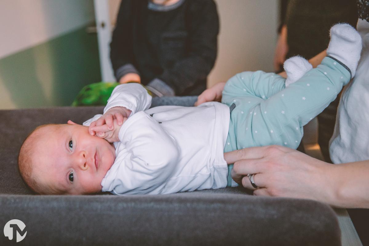 Fotoshoot van een gezin thuis