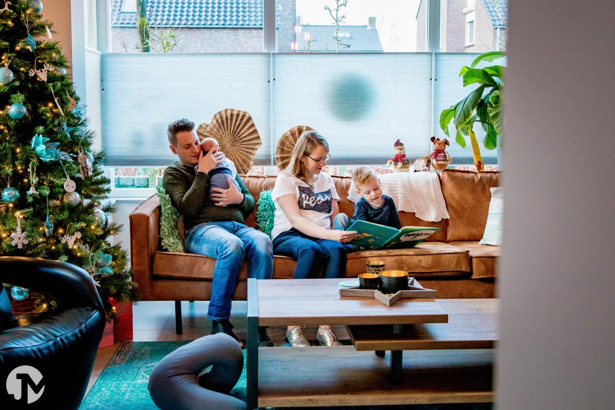 Fotoshoot van een gezin thuis