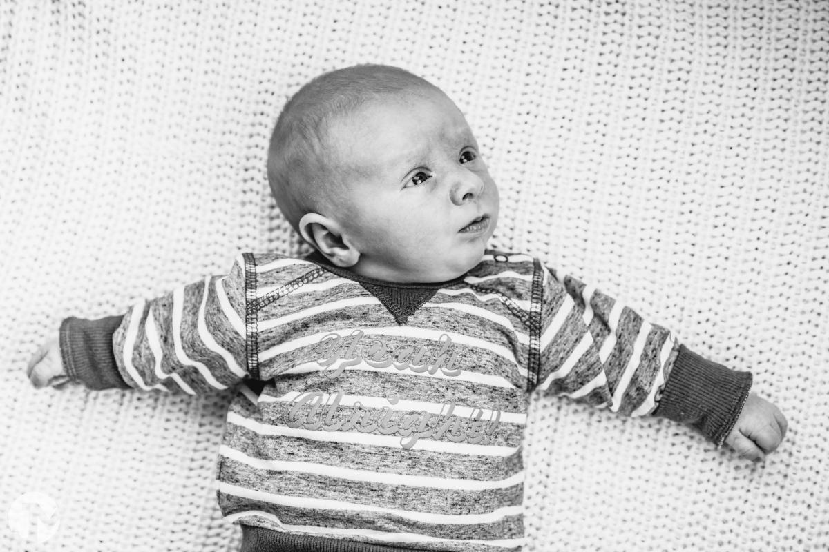Fotoshoot van een gezin thuis