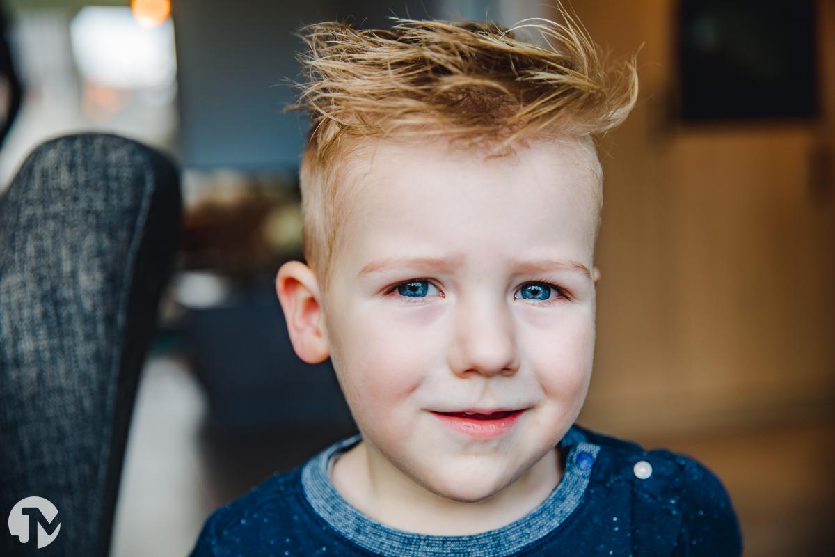 Fotoshoot van een gezin thuis