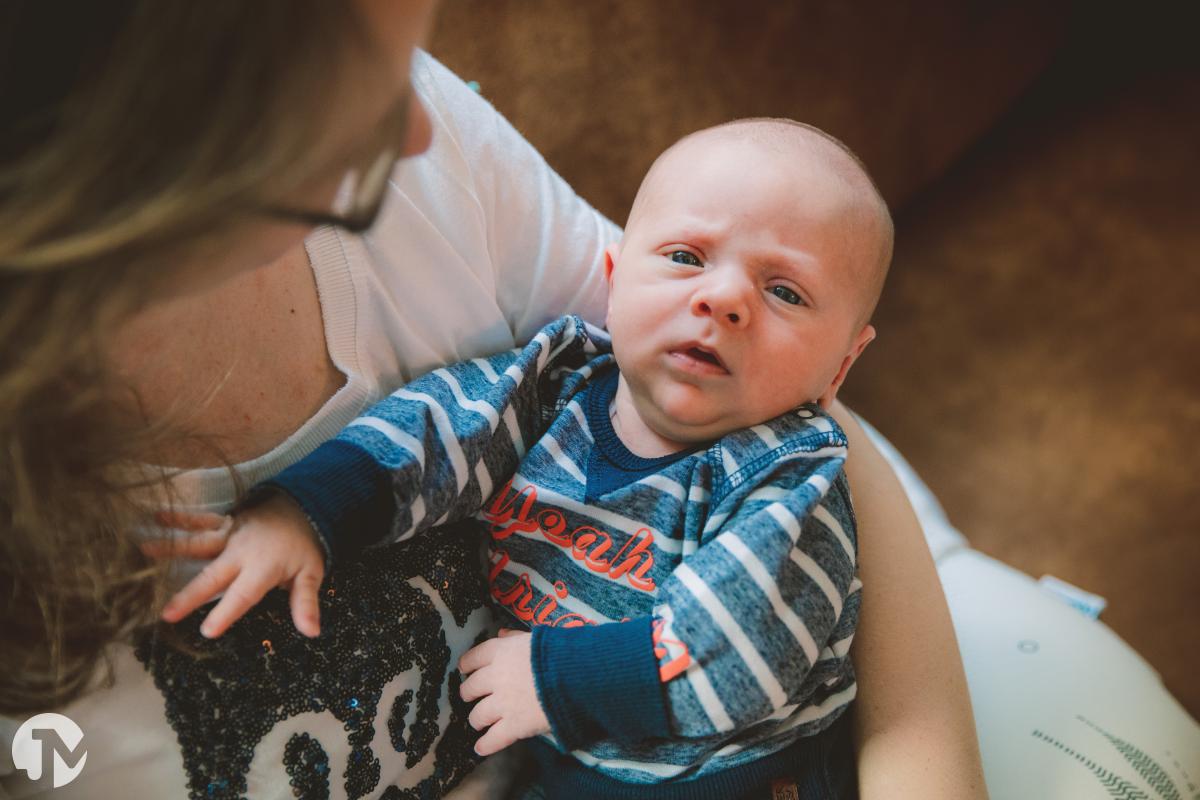 Fotoshoot van een gezin thuis