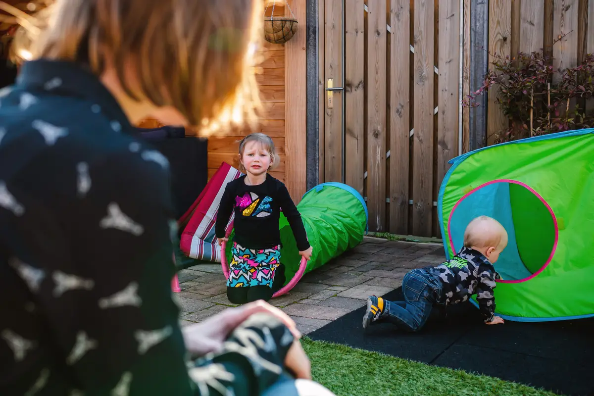 Niet geposeerde fotoshoot van gezin in Brabant.