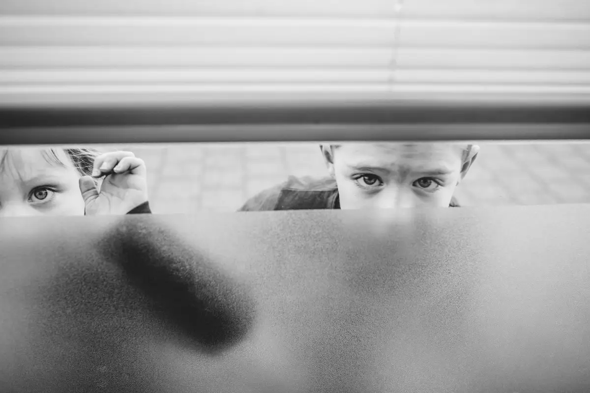 Een natuurlijke, niet-geposeerde fotoshoot bij een jong gezin in Waalwijk.