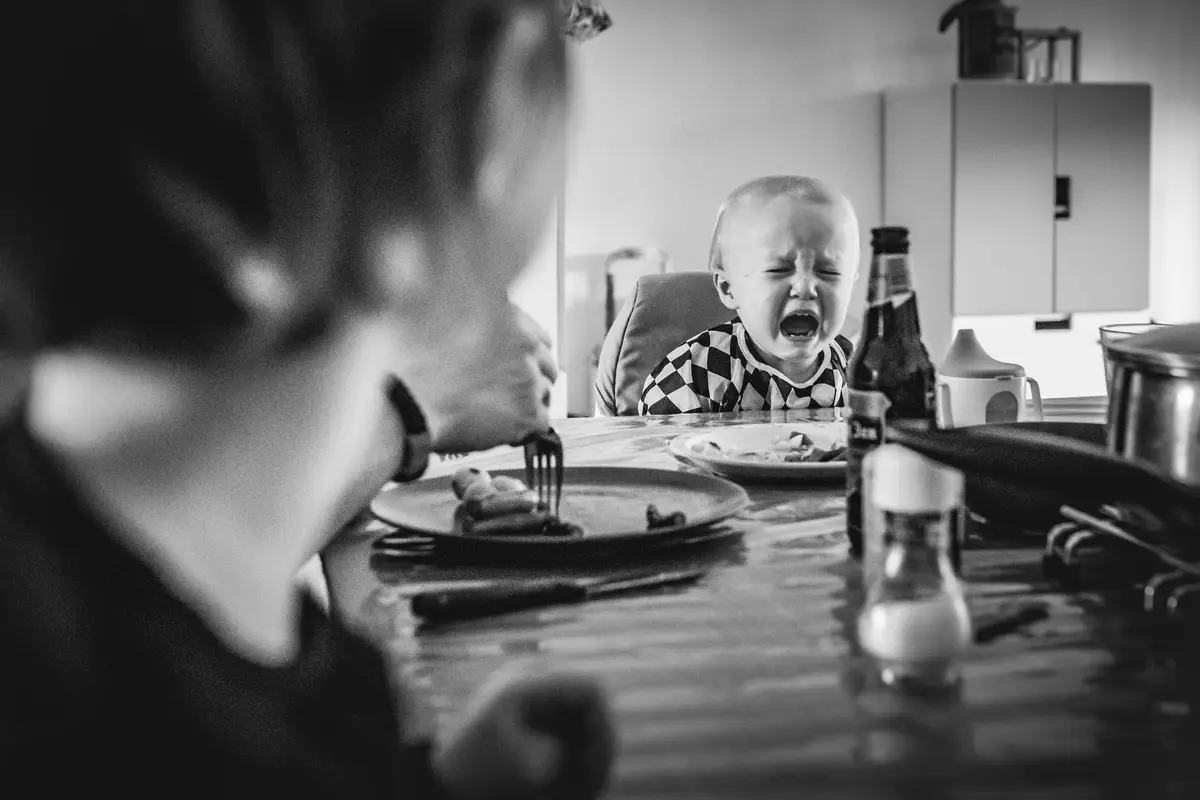 Een fotoshoot vol echte momenten bij een jong gezin in Waalwijk.