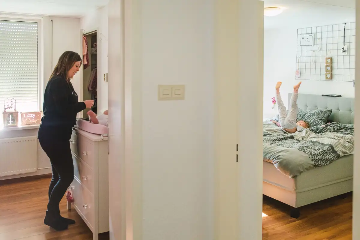 Niet geposeerde foto van een jong gezin in de ochtend.