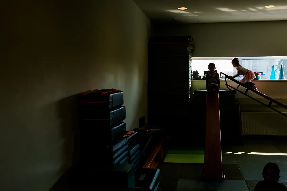 Fotoreportage van een meisje tijdens gymles voor kleine kindjes.