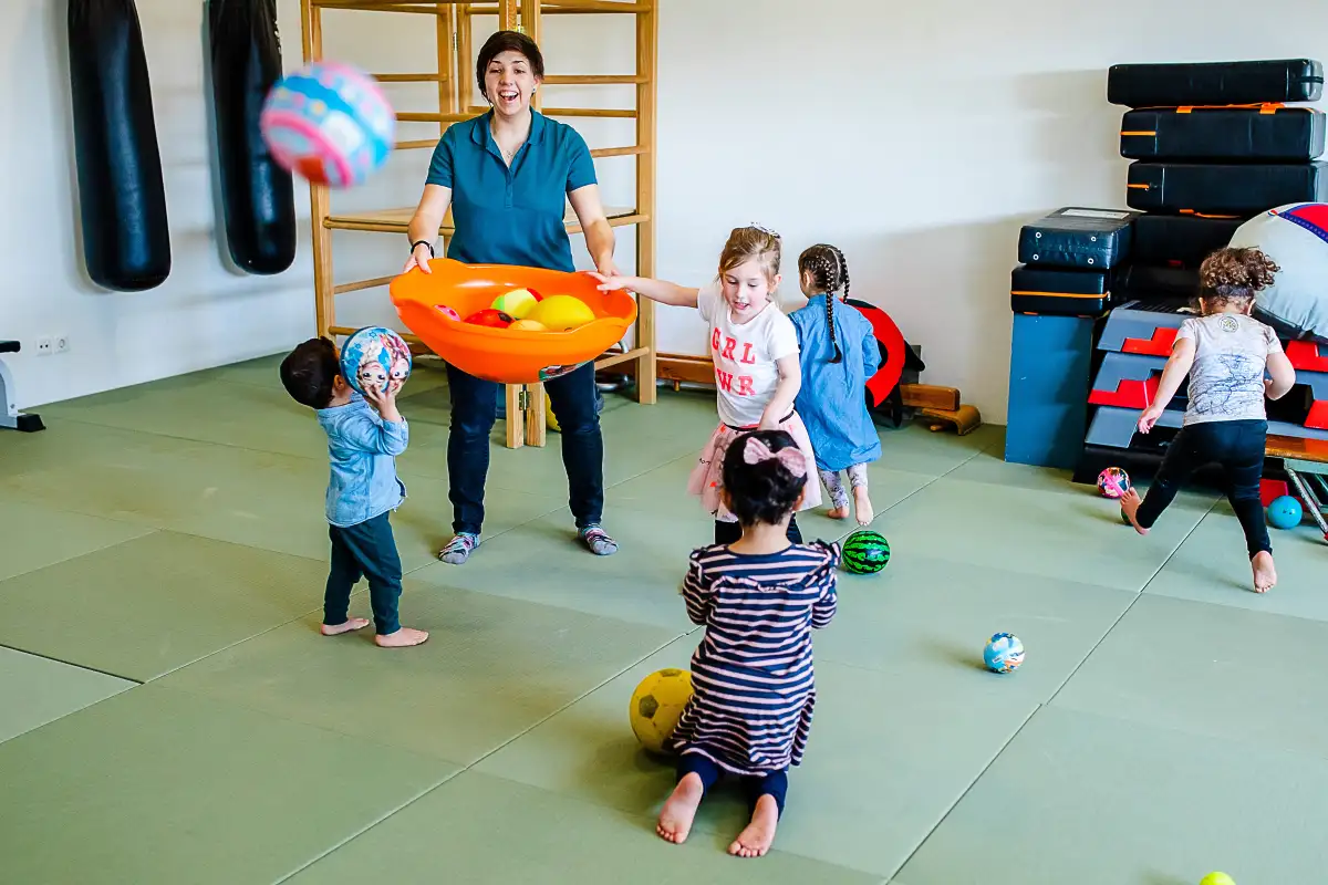 Fotoreportage van een meisje tijdens gymles voor kleine kindjes.