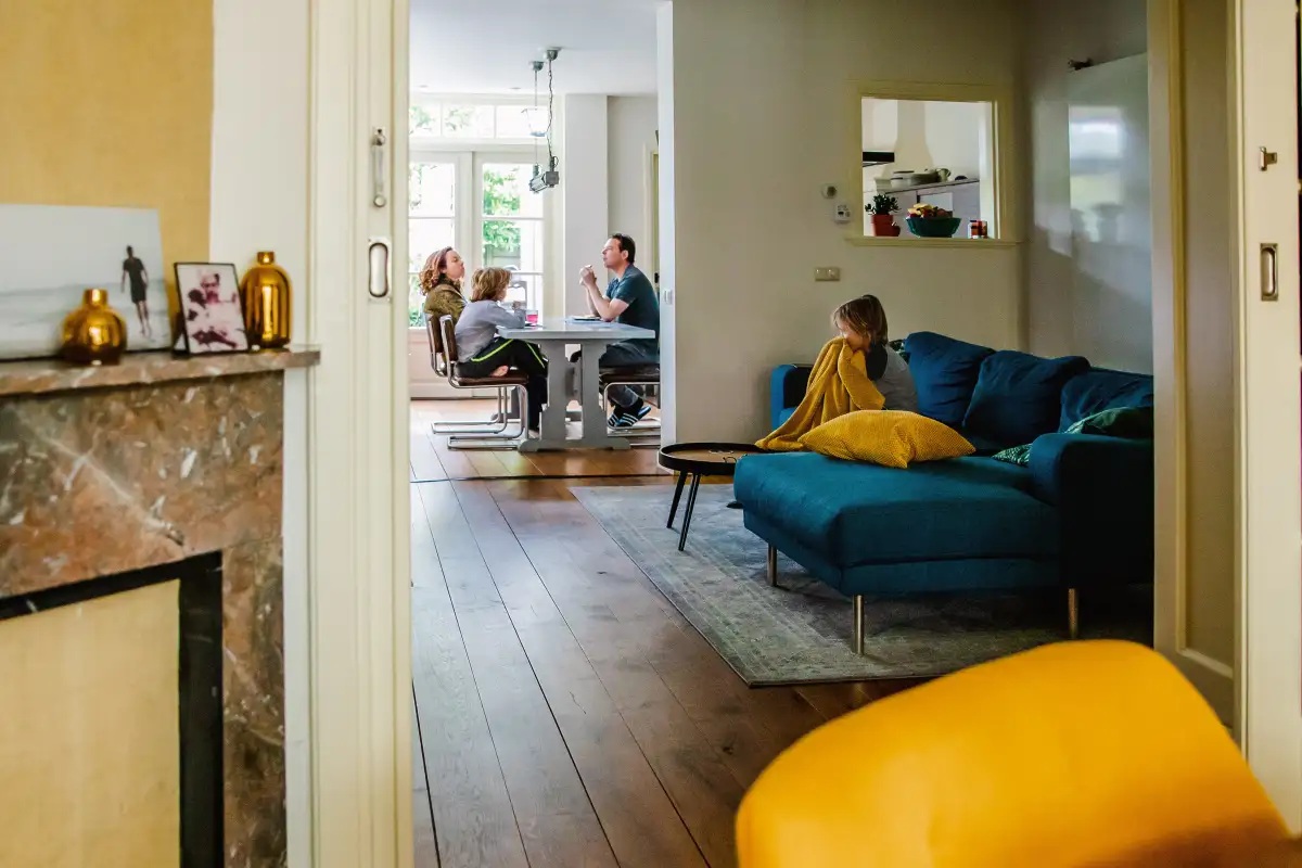 Overzicht van woning in Oosterhout met op de achtergrond een familie aan het ontbijt.
