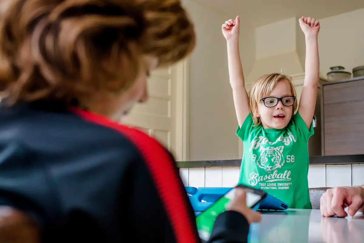 Gezin speelt Ganzenbord tijdens niet geposeerde fotoreportage.
