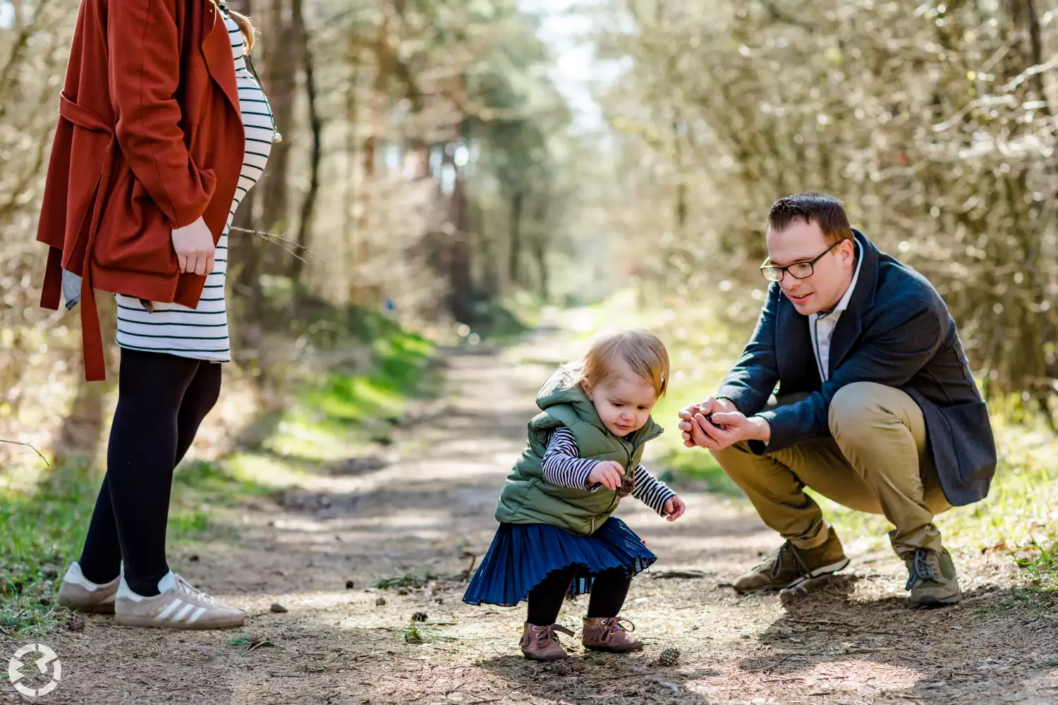 Lifestijl fotoshoot tijdens een wandeling met een jong gezin in Alphen.