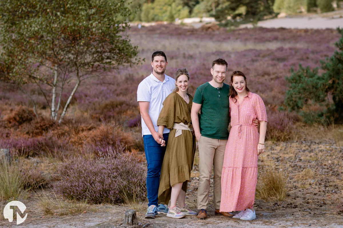 broer en zus met aanhang poseren tijdens de fotoshoot bij de heide in de loonse en drunense duinen in kaatsheuvel