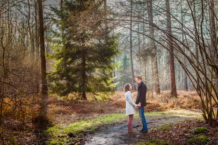 Verliefd stel poseren tijdens een loveshoot in het Liesbos door fotograaf uit Breda.