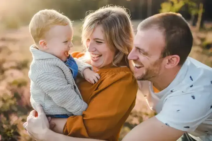 Jong gezin hebben fijne momenten tijdens een fotoshoot door fotograaf uit Breda.