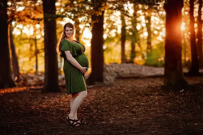 Zwangere vrouw in 't Masbos tijdens het gouden uur door fotograaf uit Breda.