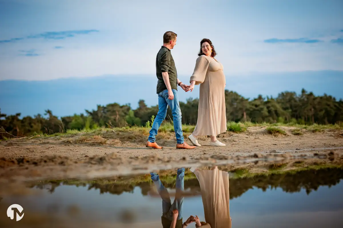 Zwangerschapsshoot bij avondlicht in de Loonse Duinen