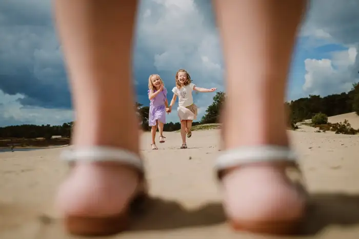2 kinderen rennen naar mama in Loonse en Drunense duinen tijdens fotoshoot gezellig
