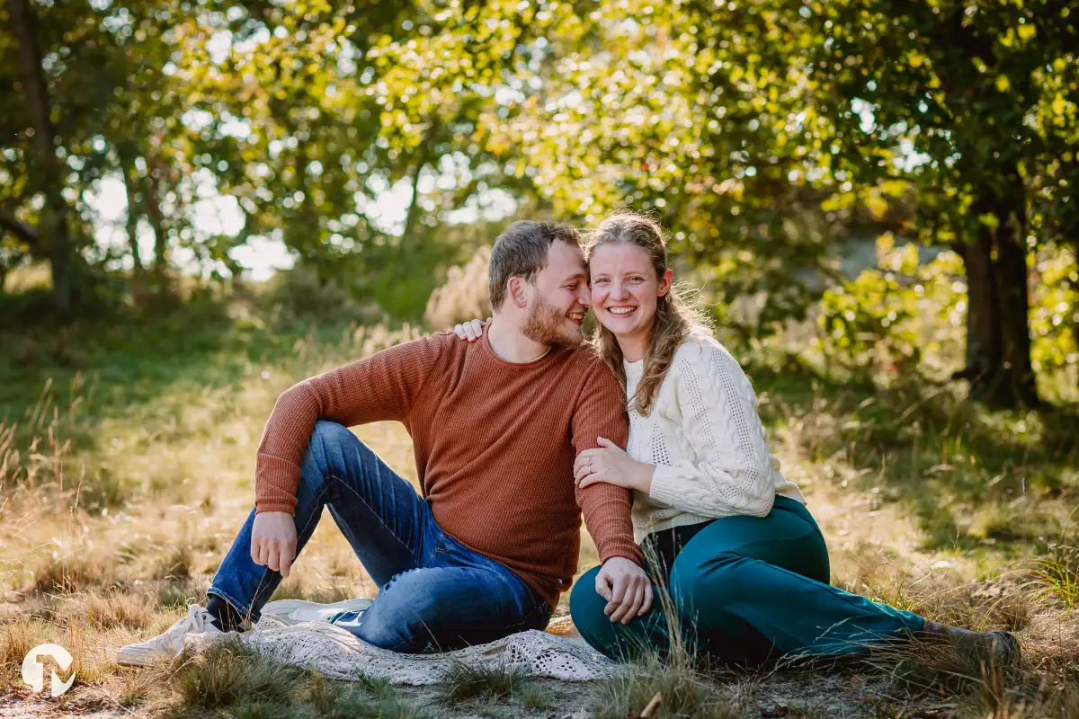 Loveshoot bij avondlicht in Brabant.