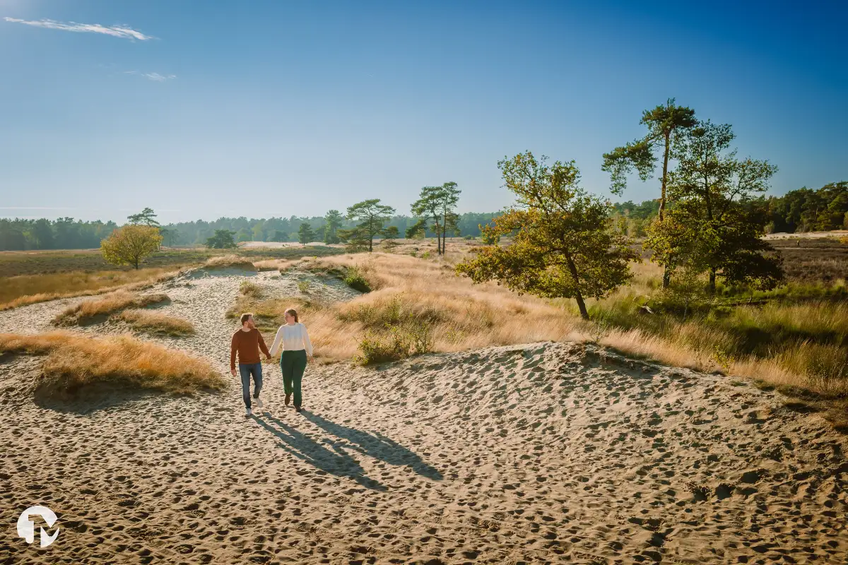 Loveshoot bij zonsondergang in de Loonse Duinen met verliefd stel.