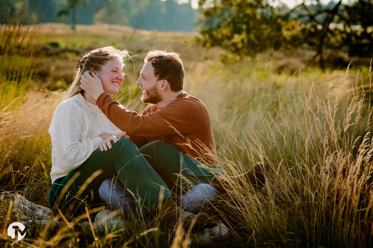 Loveshoot bij zonsondergang in het gras van de Loonse duinen.