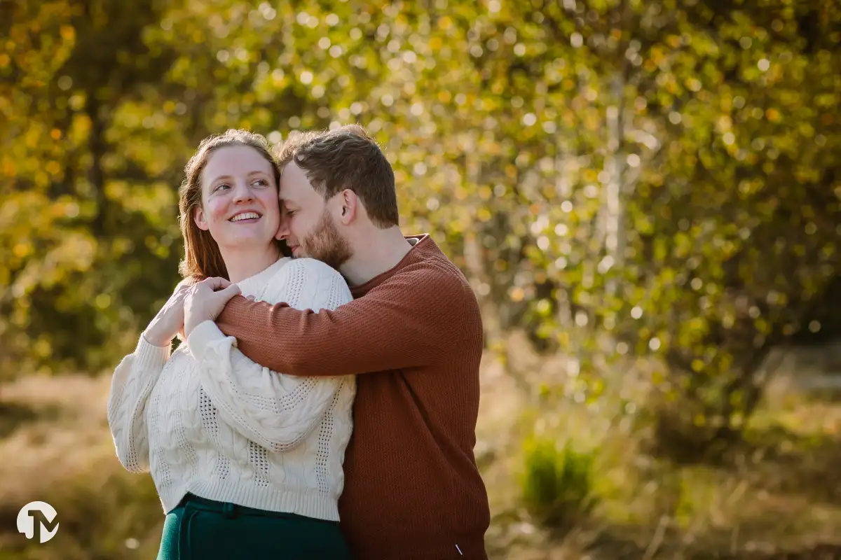Loveshoot bij zonsondergang in Brabant, verliefd stel poseert innig.