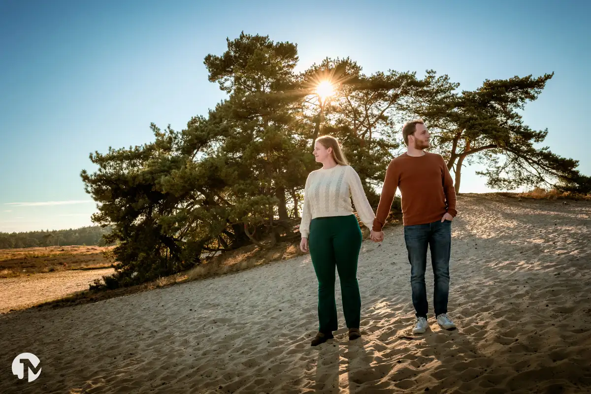 Loveshoot bij zonsondergang in regio Tilburg.