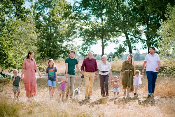 Familie fotoshoot tussen het hoge gras in  de Loonse en Drunense duinen